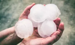 Camları patlatacak kadar şiddetli geliyor