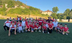 Göynük'te çocuklara anlamlı forma hediyesi