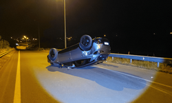 Kamyon ve otomobile çarpan araç takla attı