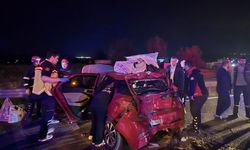 Bolu'da tırın çarptığı otomobildeki 3 kişi yaralandı