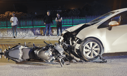 Motosikletli otomobille kafa kafaya çarpıştı