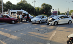 Otomobil kafa kafaya çarpıştı: 1 yaralı