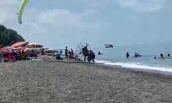 Plajda kontrolden çıkan motorlu paraşüt kalabalığa daldı
