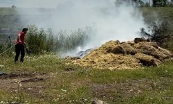 Boş arazideki atık samanlar alev aldı