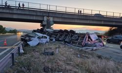 TEM'de halı yüklü tır ile otomobil çarpıştı: 6 yaralı