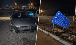 Yön levhasına çarpıp kaçan alkollü sürücü kamerada bulundu