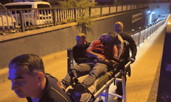 Alkollü şahıs, ayağa kalkamayınca sedyeyle taşındı