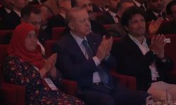 Emine Özdoğan, simge kırmızı başörtüsüyle, Cumhurbaşkanı Erdoğan'ın yanında!