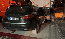 Milyonluk SUV araç tıra arkadan çarptı