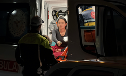 Otomobille çarpışan motosiklet sürücüsü ölümden döndü