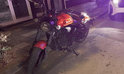 Otomobille çarpışan motosikletli yaralandı