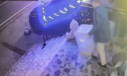 Petshop önündeki mama kutusunu çaldı