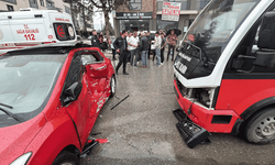 Korkutan kaza Belediye otobüsü araca çarptı 5 yaralı