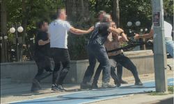 Tartıştıkları kişiyi aralarına alıp dövdüler