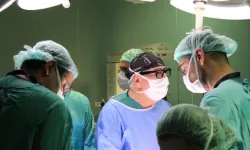 Türkiye'de bir ilk Anne karnındaki bebeğe 6,5 saatlik operasyon