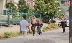 Tanju Özcan'ın köylüsü olduğunu iddia eden yaşlı kadın salona girmek istedi