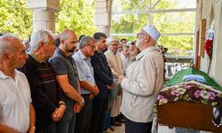 55 yıllık hayat arkadaşını son yolculuğuna uğurladı