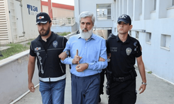 Alparslan Kuytul, kendinden habersiz hareket eden üyesinin sırtında sopa kırmış