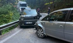 Bolu’da dar yola sığamayan araçlar, kafa kafaya çarpıştı
