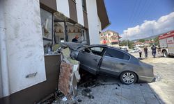 Bolu’da otomobil camiye çarptı!