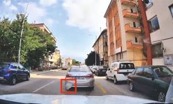 Otomobilden yola çöp atan sürücüyü araç içi kamerası yaktı