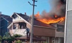 Düzce’de evin çatısı alevlere teslim oldu