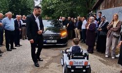 Bolu'da, 5 yaşındaki minik, gelin arabasını akülü arabayla durdurdu