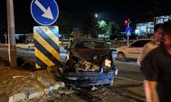 Kırmızı ışıkta geçen otomobil kamyonla çarpıştı