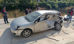 Bolu'da kamyon ile otomobil çarpıştı: 3 yaralı