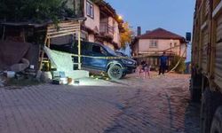 Oğluyla tartışan iki kişiyi tüfekle öldürdü