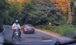 Bolu’da, virajı alamayan motosiklet, arabaya çarptı