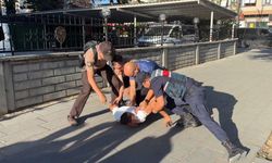 Bolu'da polis karakolunun önünde kavga ettiler!