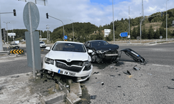 Abant Kavşağı’nda iki otomobil çarpıştı