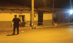 Baba, eşini ve kızını bıçakladı