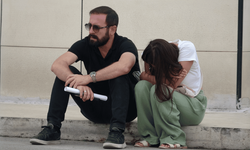 Çalıştığı otelin karşısına geçmek için beklerken tır dorsesinin altında kaldı