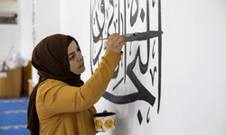 Kadınlar hat sanatını cami ve mescit duvarlarına taşıdı