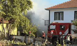 Bolu’da otluk alanda çıkan yangın, 3 eve sıçradı