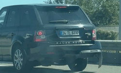 Otoyolda seyreden aracın tamponu koptu