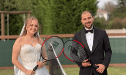 Tenis kortlu köyde gelinlik ve damatlıkla maç yaptılar
