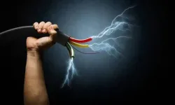 Yüksek gerilim hattına temas eden işçi ağır yaralandı