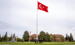 29 Ekim öncesi gururlandıran görüntü! Dev Türk bayrağı göndere çekildi