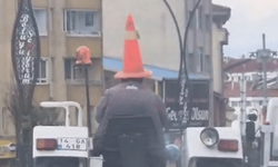 Bolu'da trafikte ilginç görüntü: Başına duba geçirip traktör sürdü