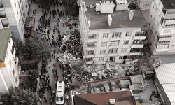 Çöken 7 katlı binadan 5 kişi çıkarıldı