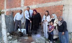 Seben Kaymakamı Güngör, köylülerle birlikte pekmez kaynattı
