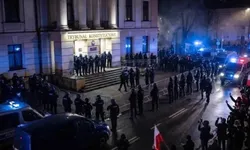 Polonya'da darbe girişimi: Cumhurbaşkanı yurtdışındayken Başbakan'ın emriyle polis AYM'yi ablukaya aldı