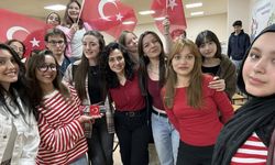 Türk bayrağını ilmek ilmek işlediler! Gençlerden 103. yıla özel çalışma