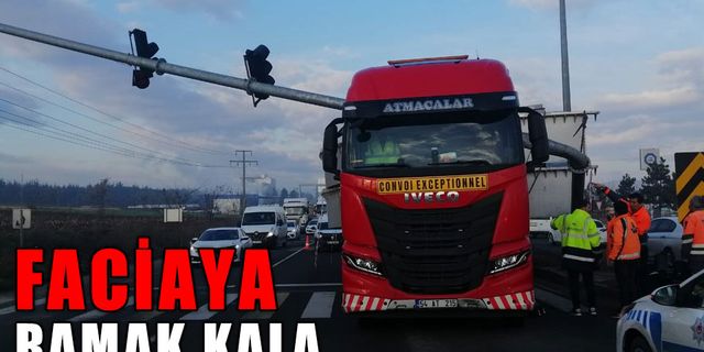 DEMİR TÜRBİN YÜKLÜ TIR, TRAFİK DİREĞİNİ DEVİRDİ
