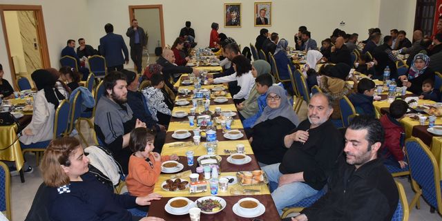 Boyabat'ta afetzedelerle depremde gönüllü çalışanlar bir araya geldi