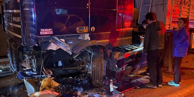 Düzce'de park halindeki tıra çarpan otomobilin sürücüsü yaralandı