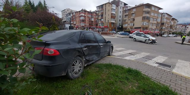 Karabük'te 2 otomobilin çarpıştığı kazada iki kişi yaralandı